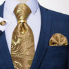 Casamento com gravata dourada