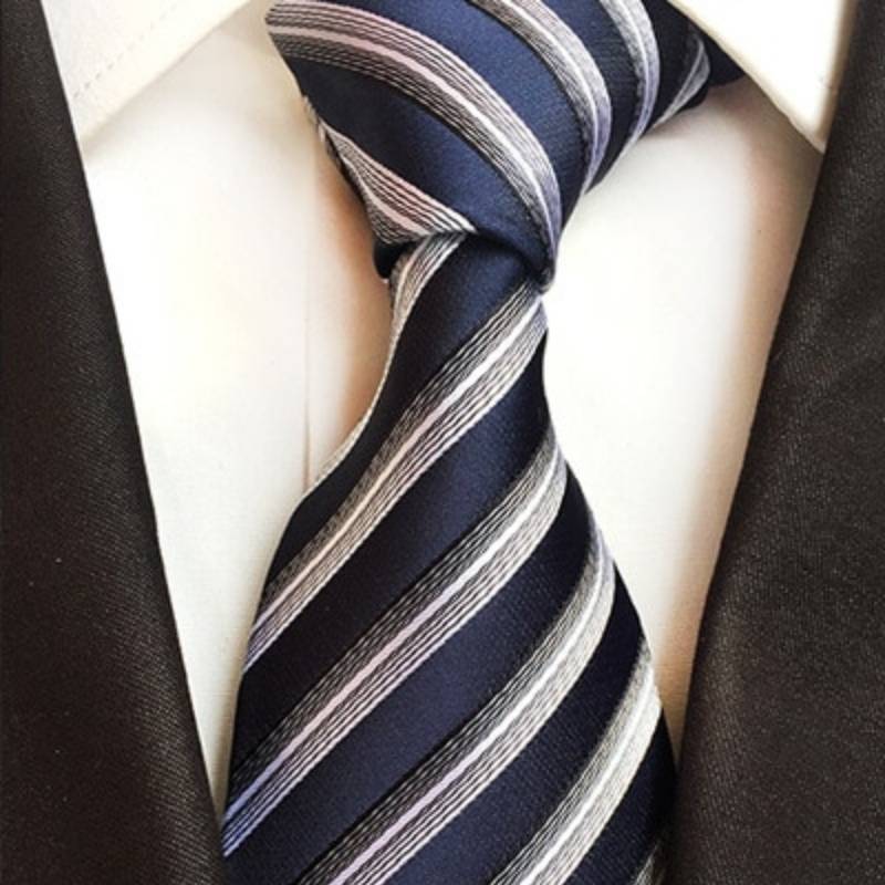 Cravate Bleue Marine à Rayures Grises Argentées