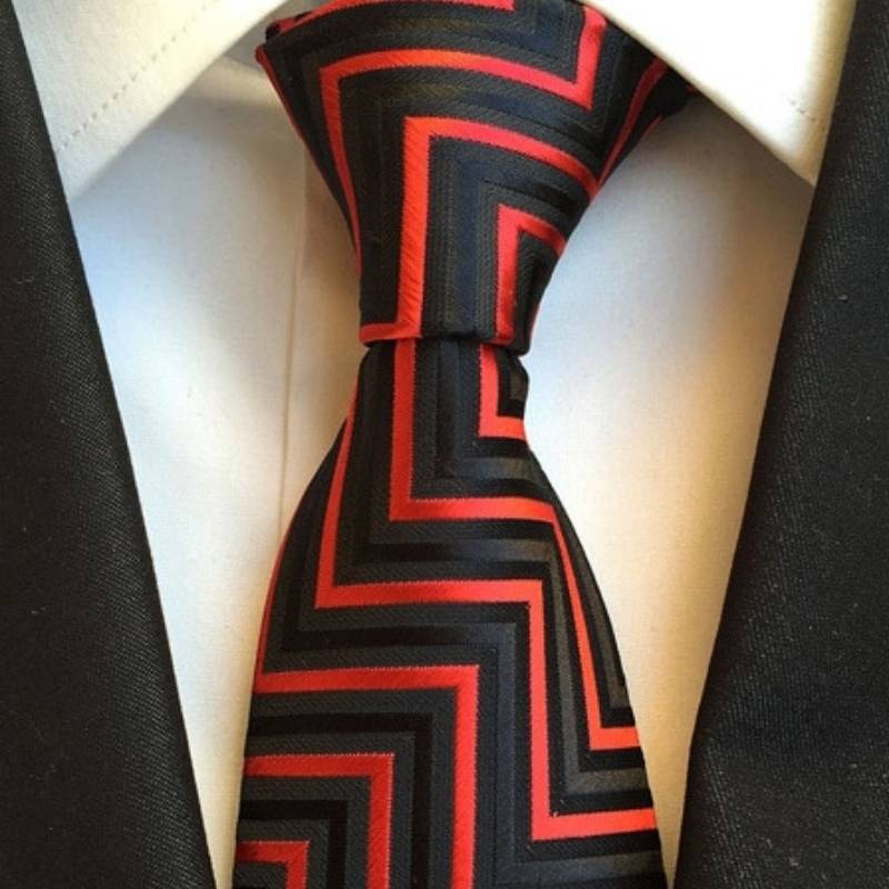 Cravatta nera con motivo rosso