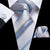 Cravatta a righe grigie e blu